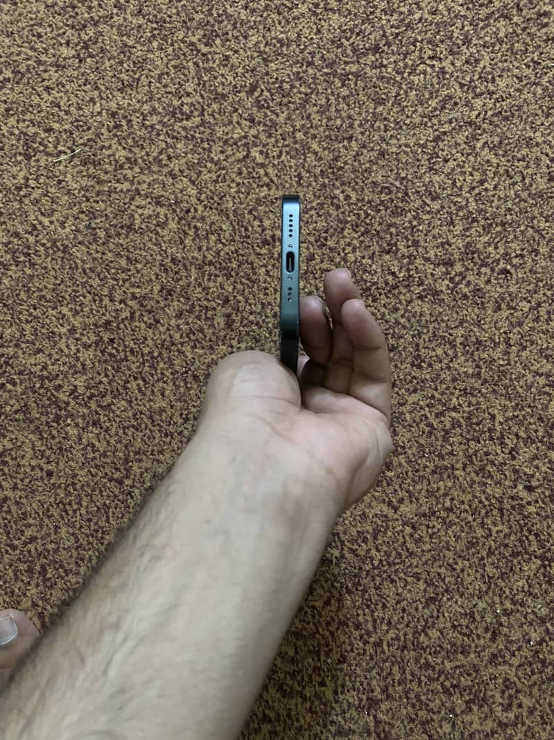 iPhone 16e 4