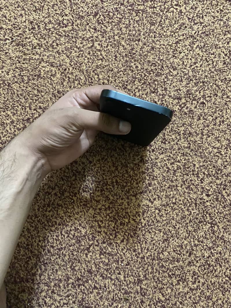 iPhone 16e 5