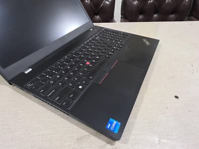 Lenovo ThinkPad T15p Gen 2 / 8 cores / 1650 max q 4 gb
