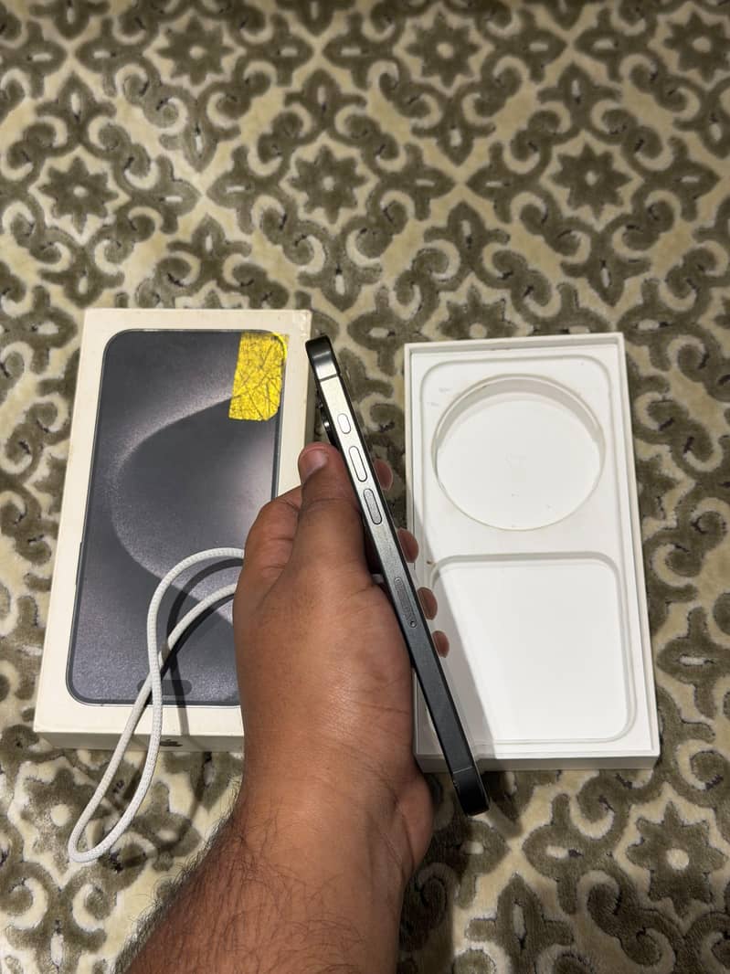 Apple iPhone 15 Pro Max 4