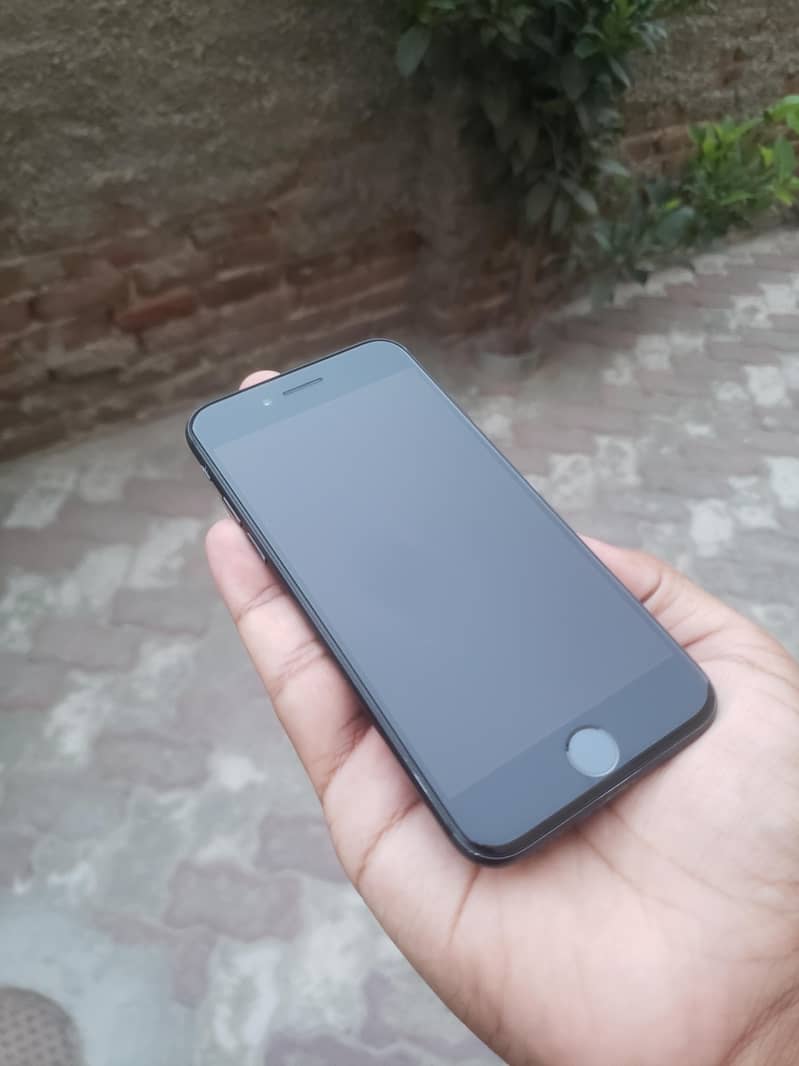 Apple iPhone 7 1