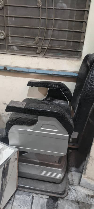 Salon Chair for Sale in Good Condition with Waiting Table 35