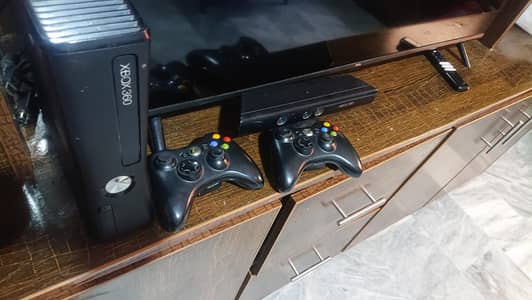 Xbox 360 slim + 2 genuine controllers + Kinect Sensor