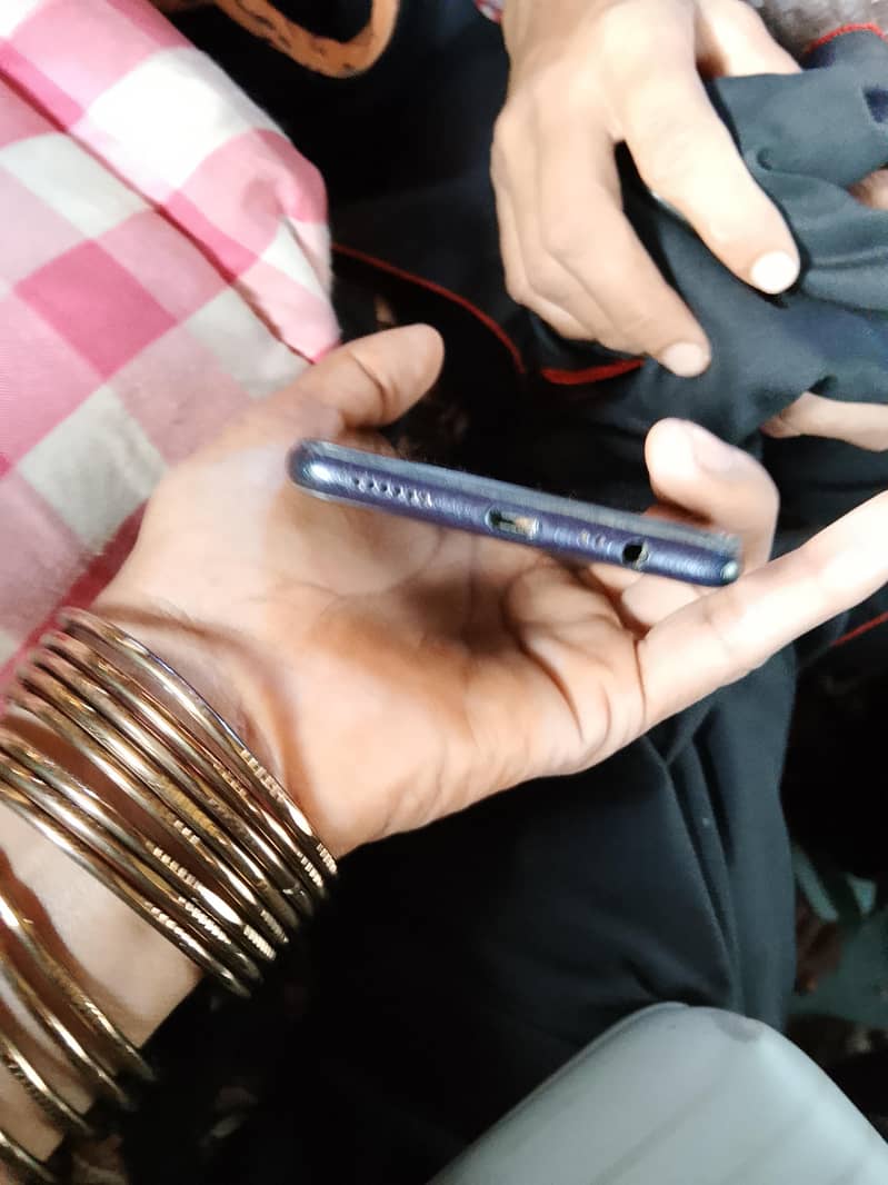 OPPO A3s 4