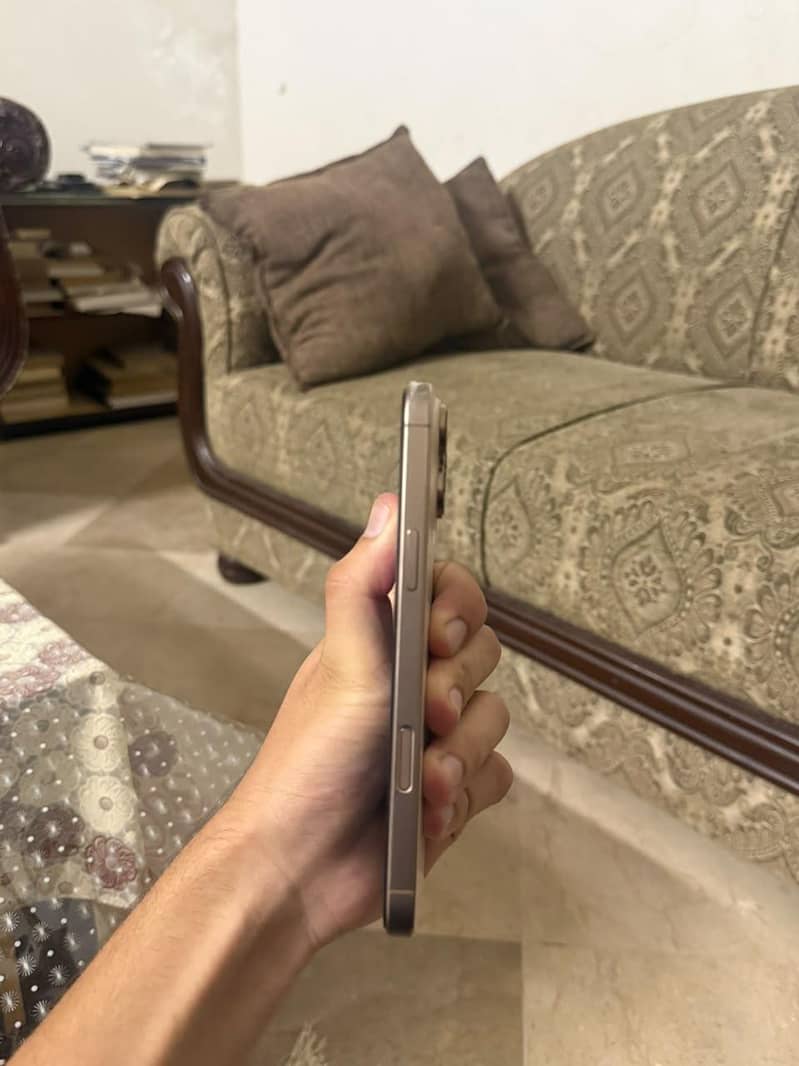 Apple iPhone 16 Pro Max 2