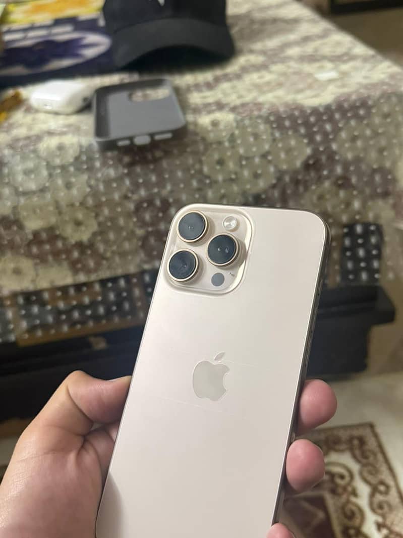 Apple iPhone 16 Pro Max 4