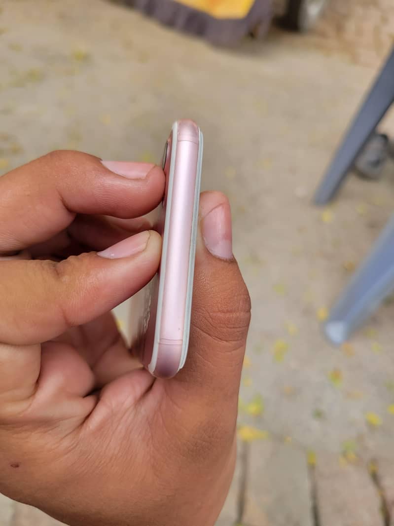 Apple iPhone 7 3