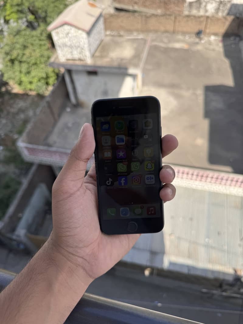 Apple iPhone 7 3