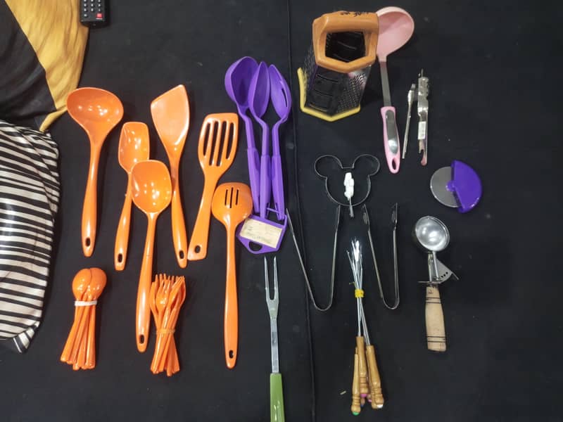 kitchen essentials / kitchen utensils 0