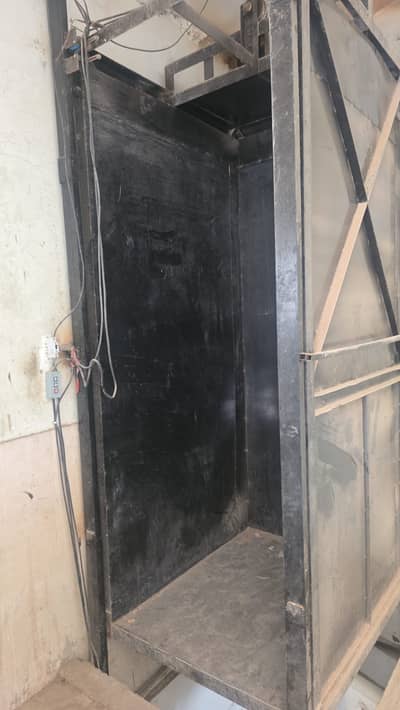 3 years old Cargo Lift For Sale