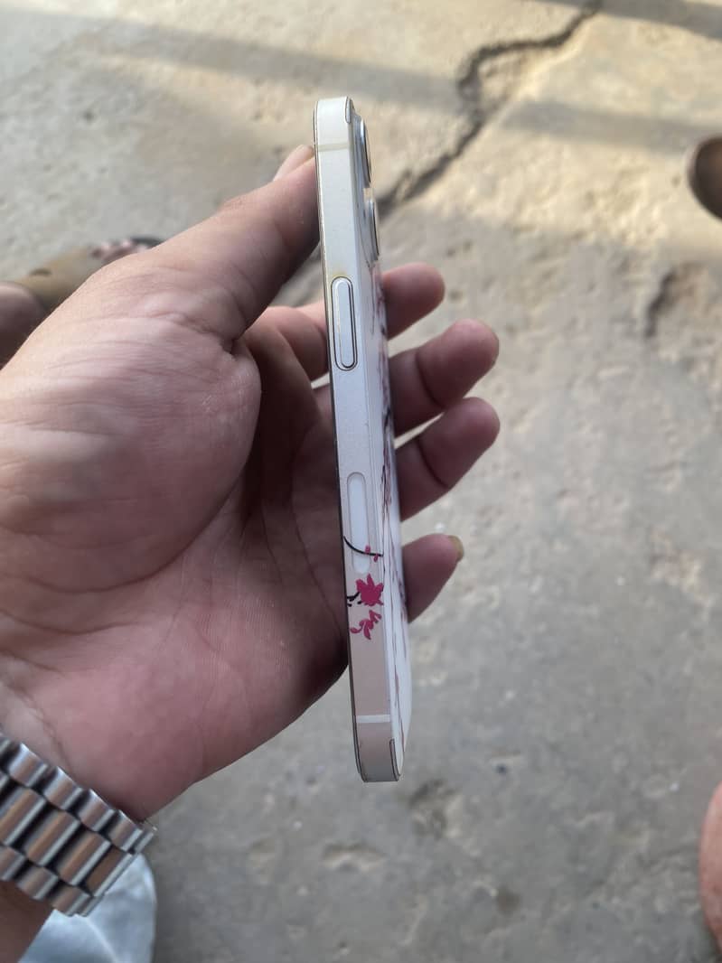 Apple iPhone 13 2