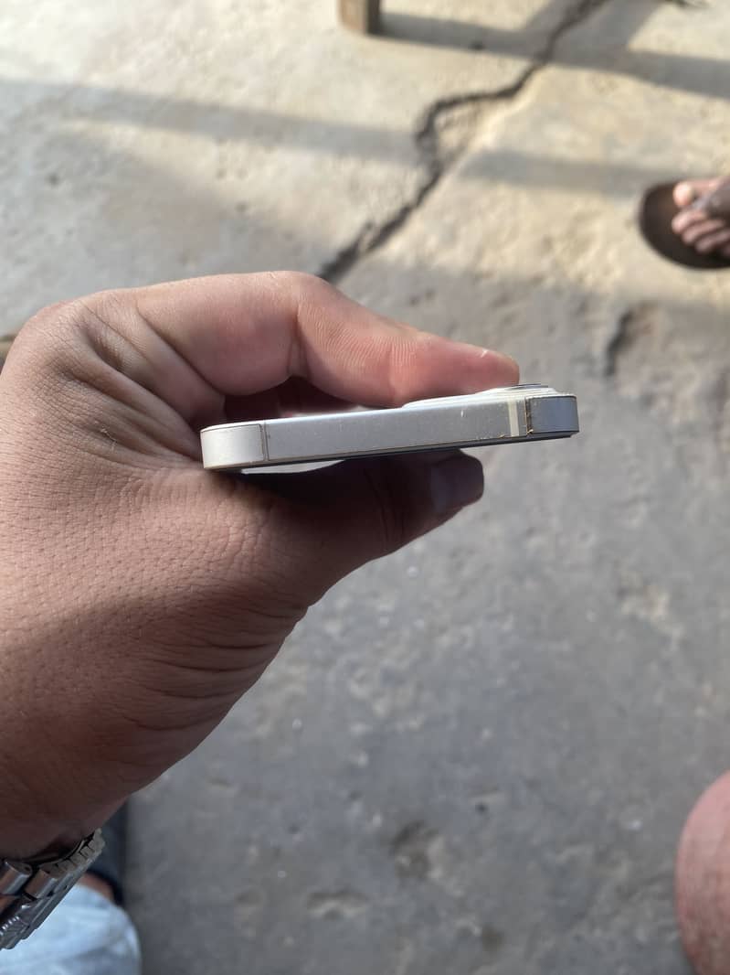 Apple iPhone 13 5