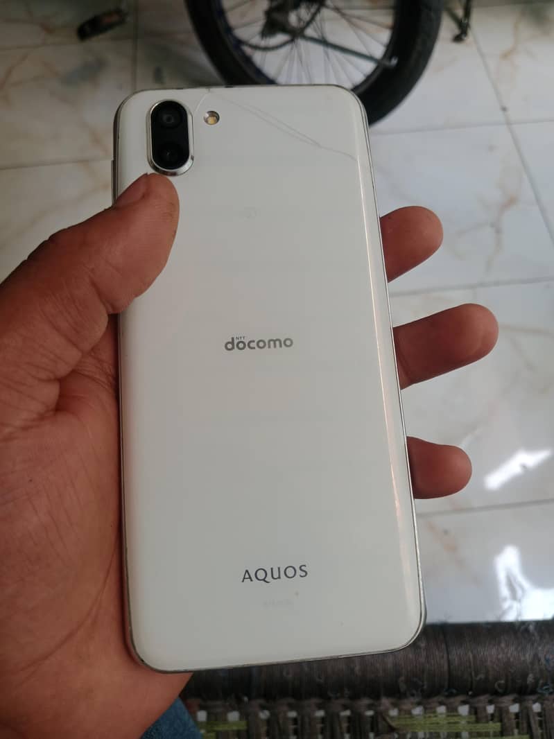 Sharp Aquos R2 4