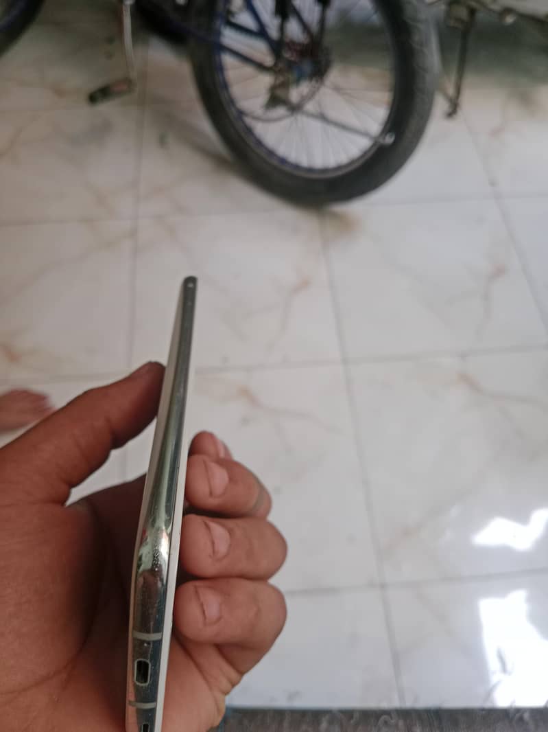 Sharp Aquos R2 6