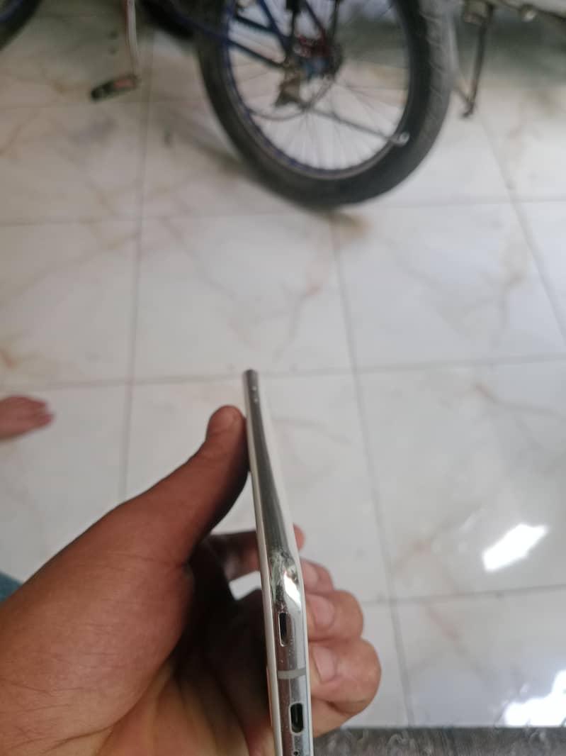 Sharp Aquos R2 7