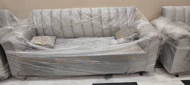 Sofa Set 5 seater use nhi hwa bilkul new ha only serious buyer can cal