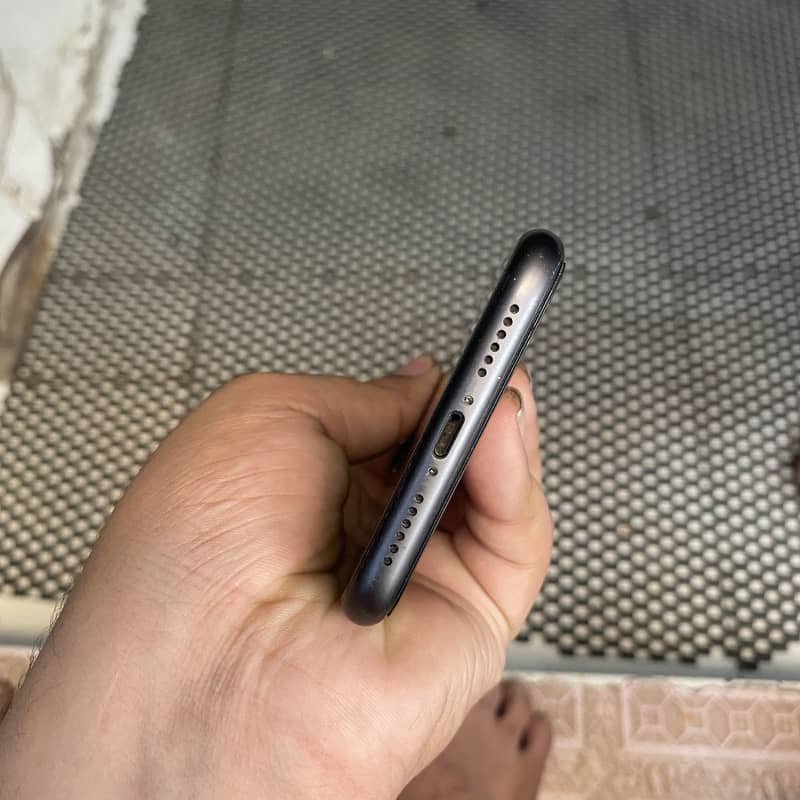 Apple iPhone 11 3