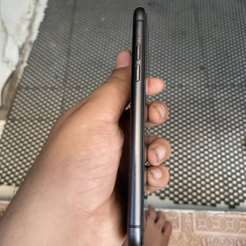 Apple iPhone 11 4