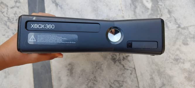 Xbox 360 Slim 500gb with 2 wireless Controller