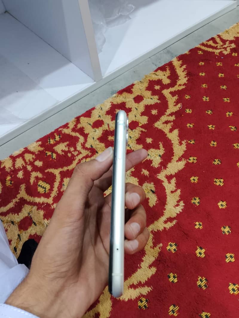 iPhone 11 3