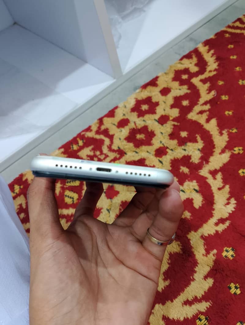 iPhone 11 4