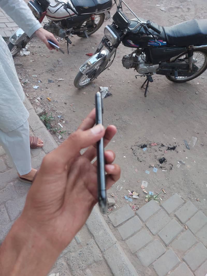 Apple iPhone X 4