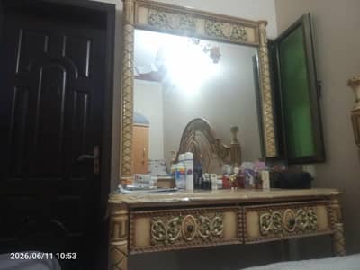 iron and wood dressing table