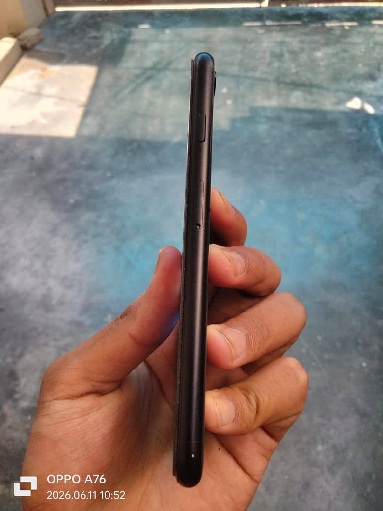 Apple iPhone SE 2 4