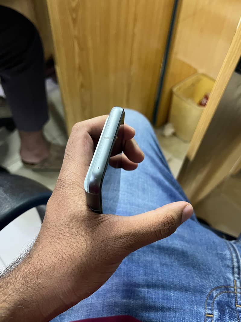 Google Pixel 8 4