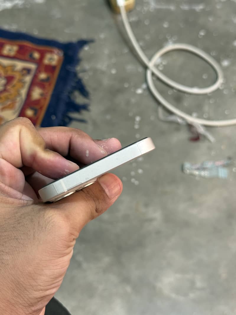 Apple iPhone 13 5