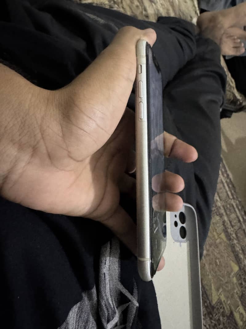 Apple iPhone 11 3