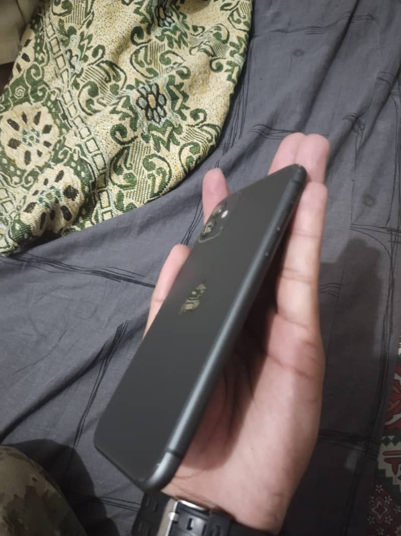 Apple iPhone 11 4
