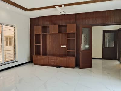 DEFENCE BEAUTIFUL UPPER PORTION FOR RENT