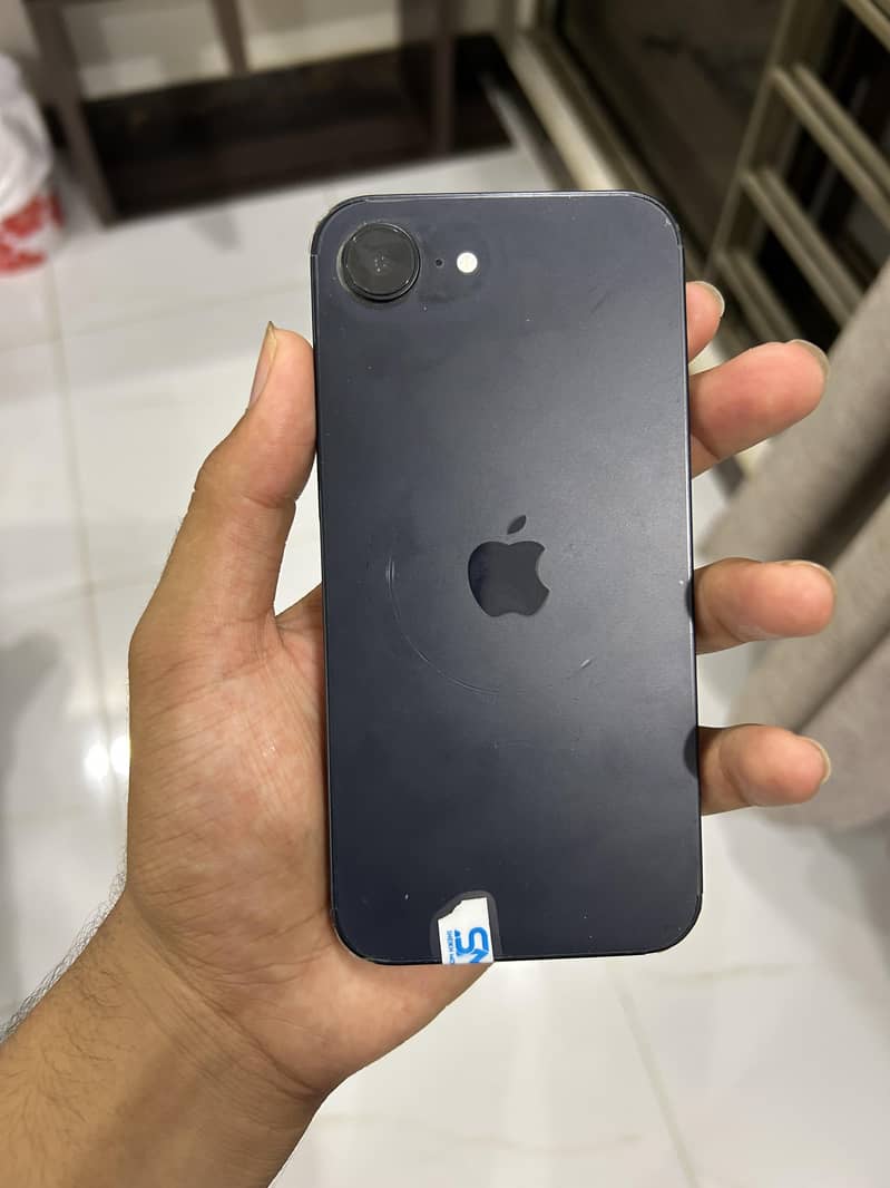 Apple iPhone 16e 1
