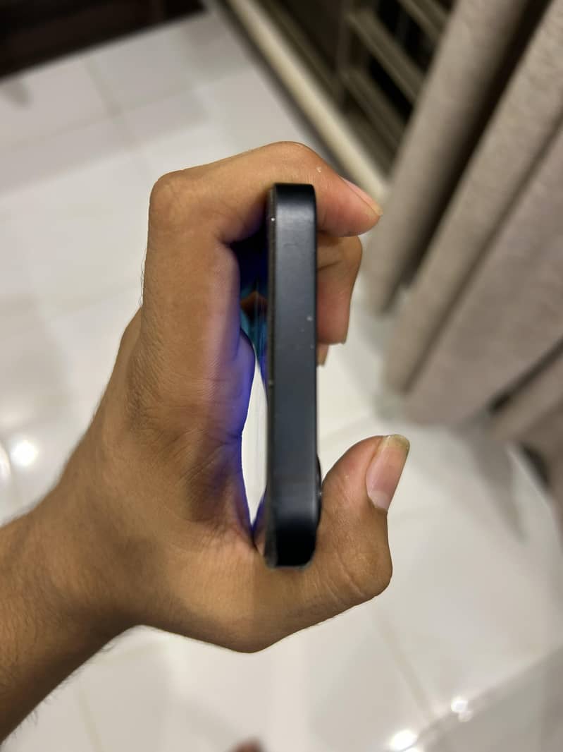Apple iPhone 16e 2