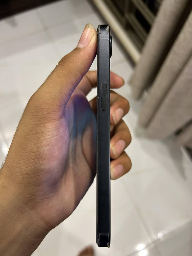 Apple iPhone 16e 3