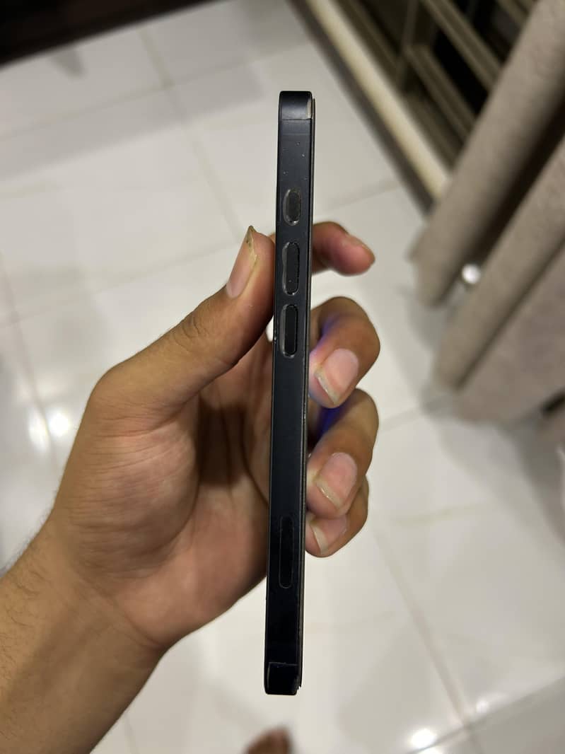 Apple iPhone 16e 4