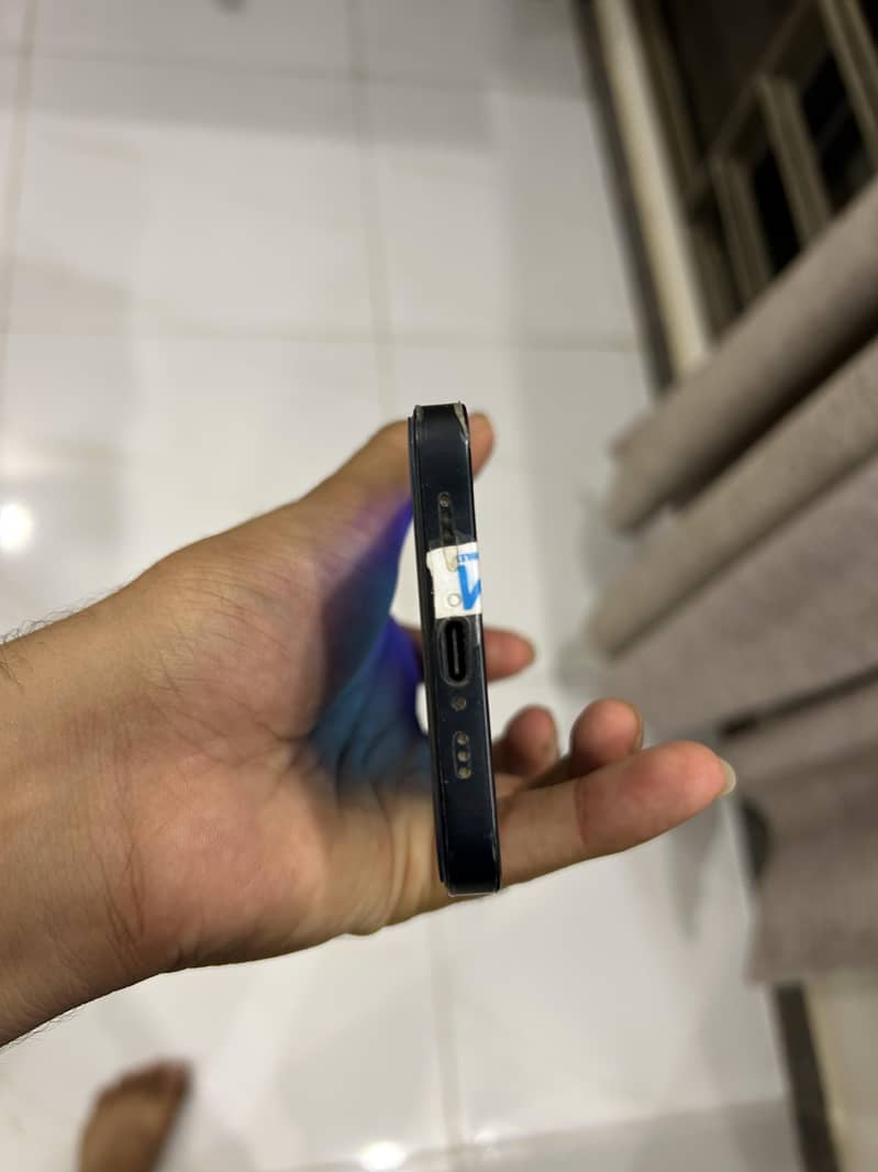 Apple iPhone 16e 5