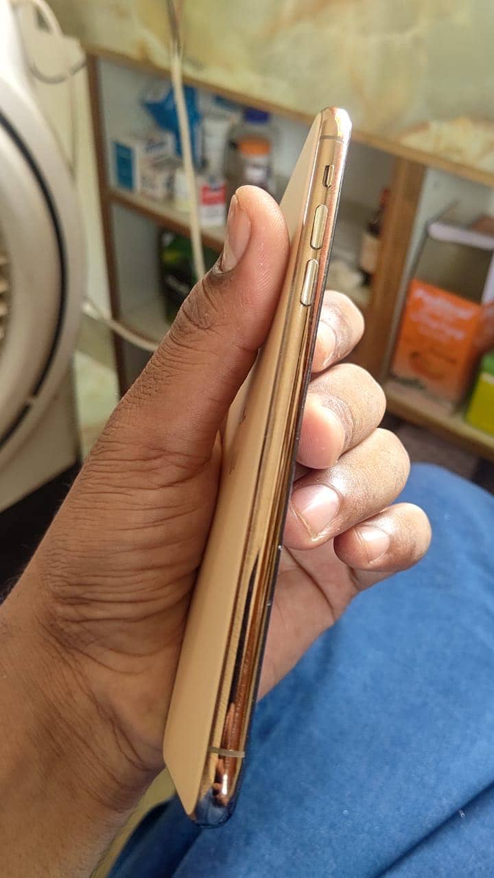 Apple iPhone 11 Pro Max 4