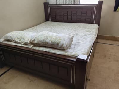 king size wooden bed with 2 drawer