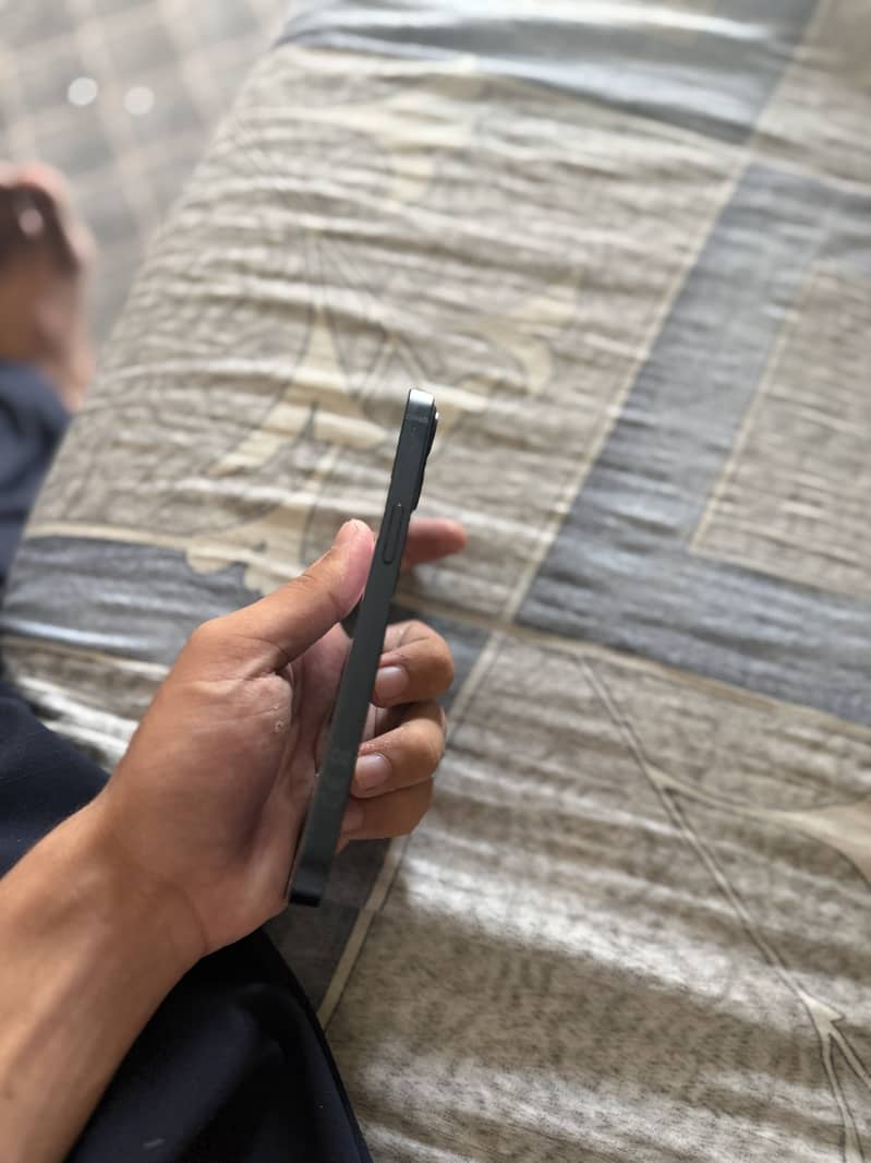 IPhone 13 4