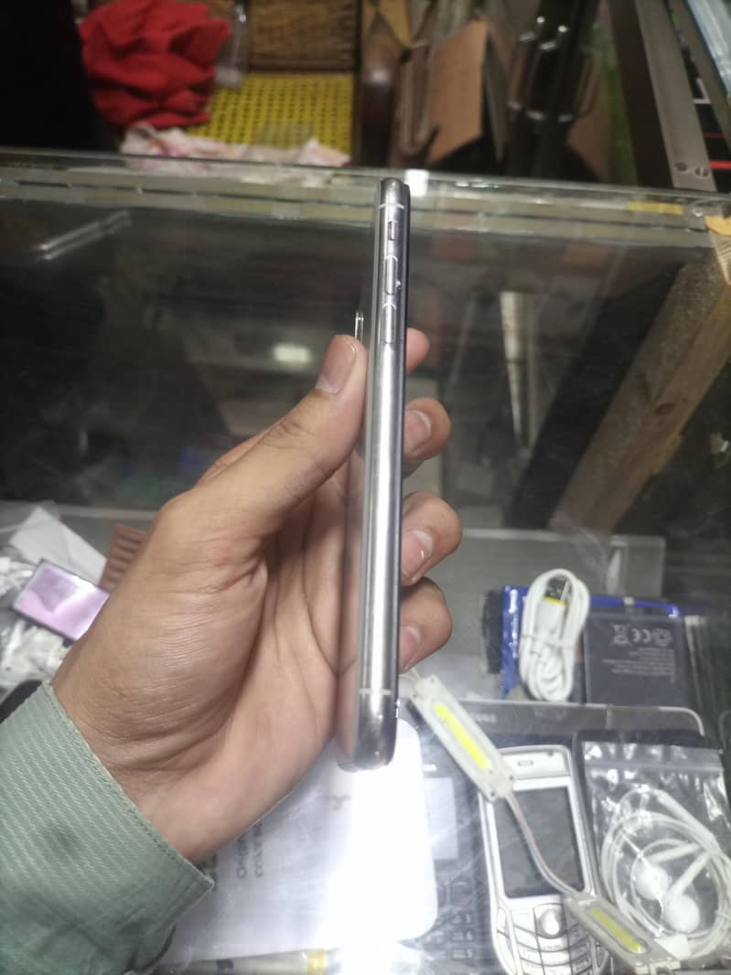 Apple iPhone X 4