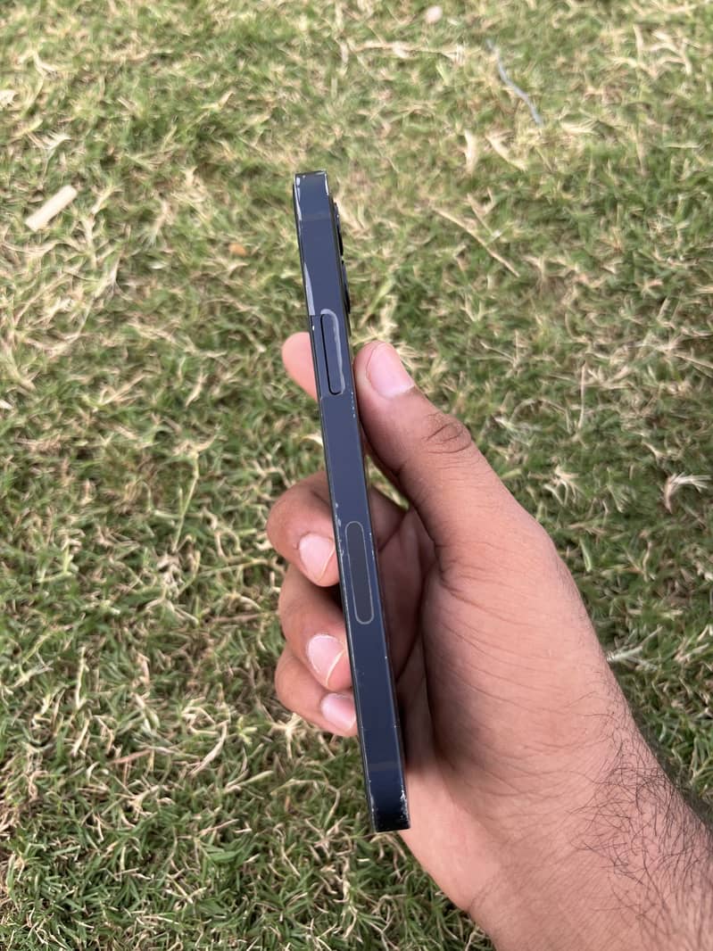 Apple iPhone 12 4