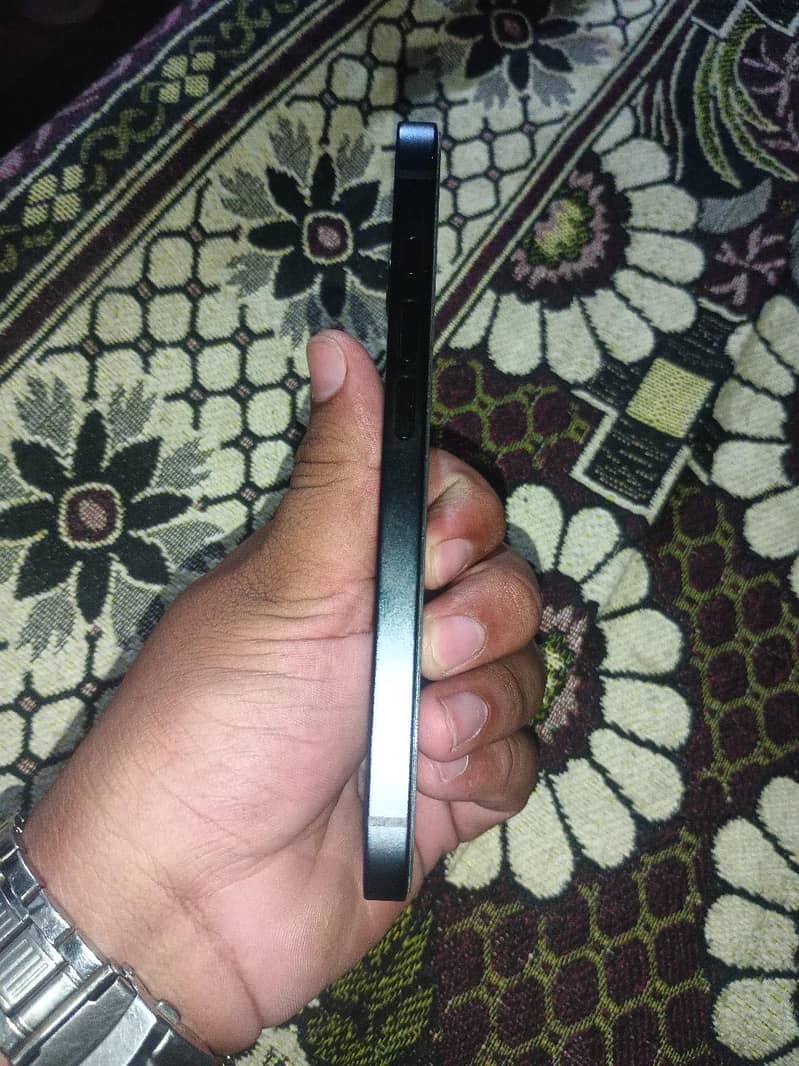 Apple iPhone 16e 2