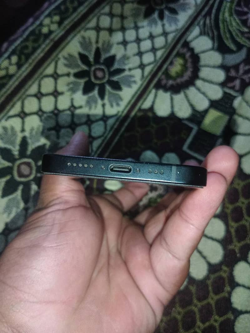 Apple iPhone 16e 3