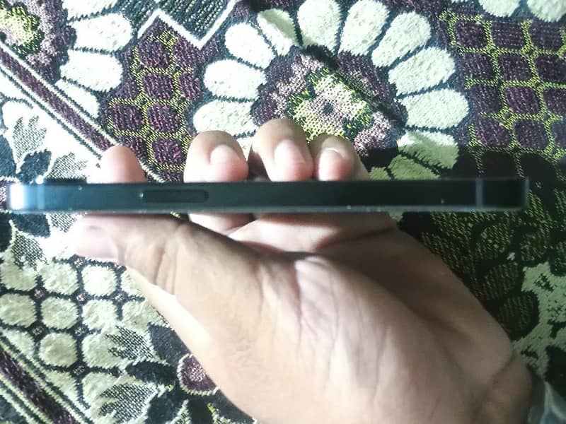 Apple iPhone 16e 4