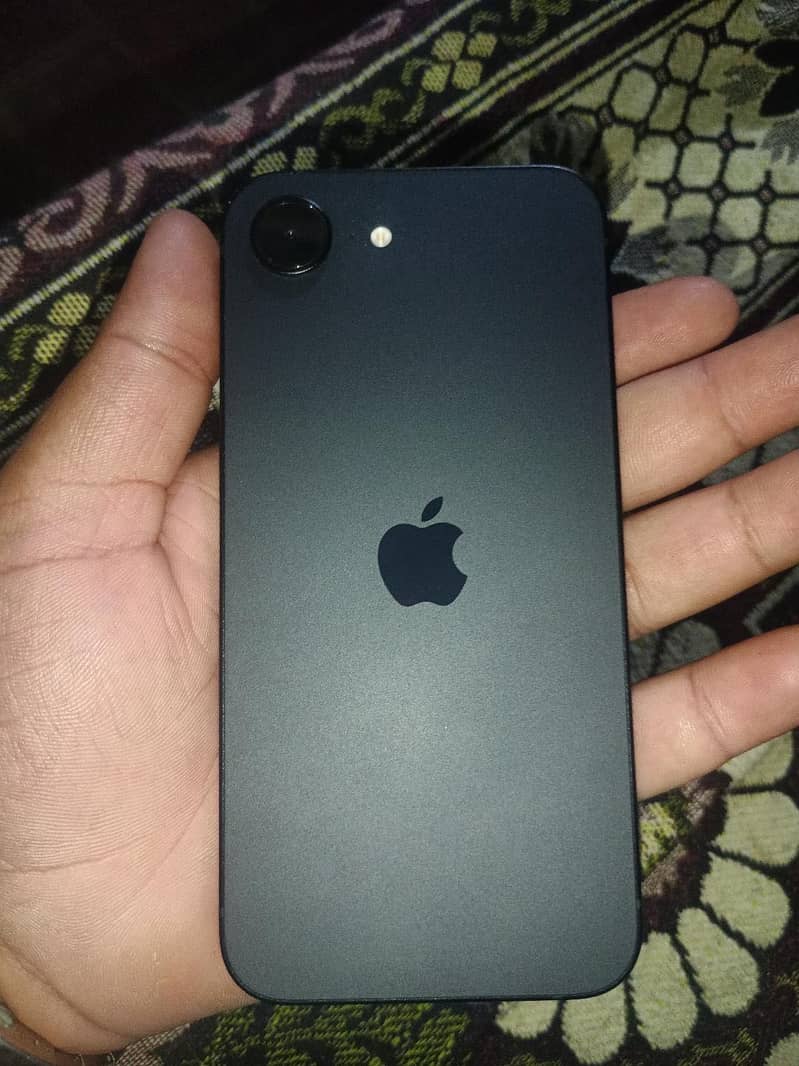 Apple iPhone 16e 5