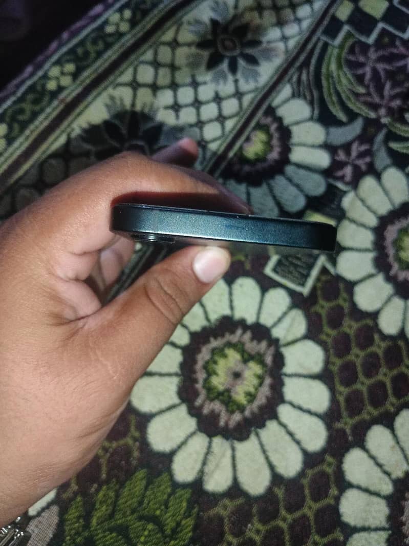 Apple iPhone 16e 6