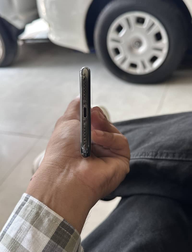 Apple iPhone X 4