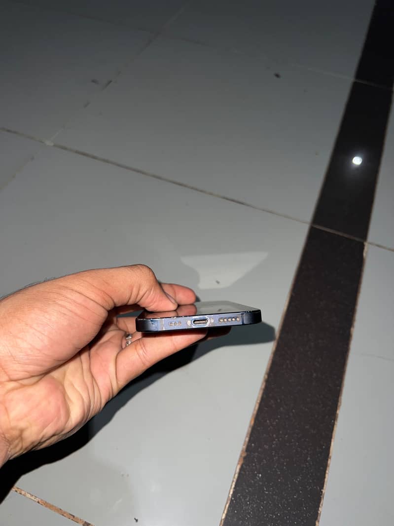 Apple iPhone 12 4